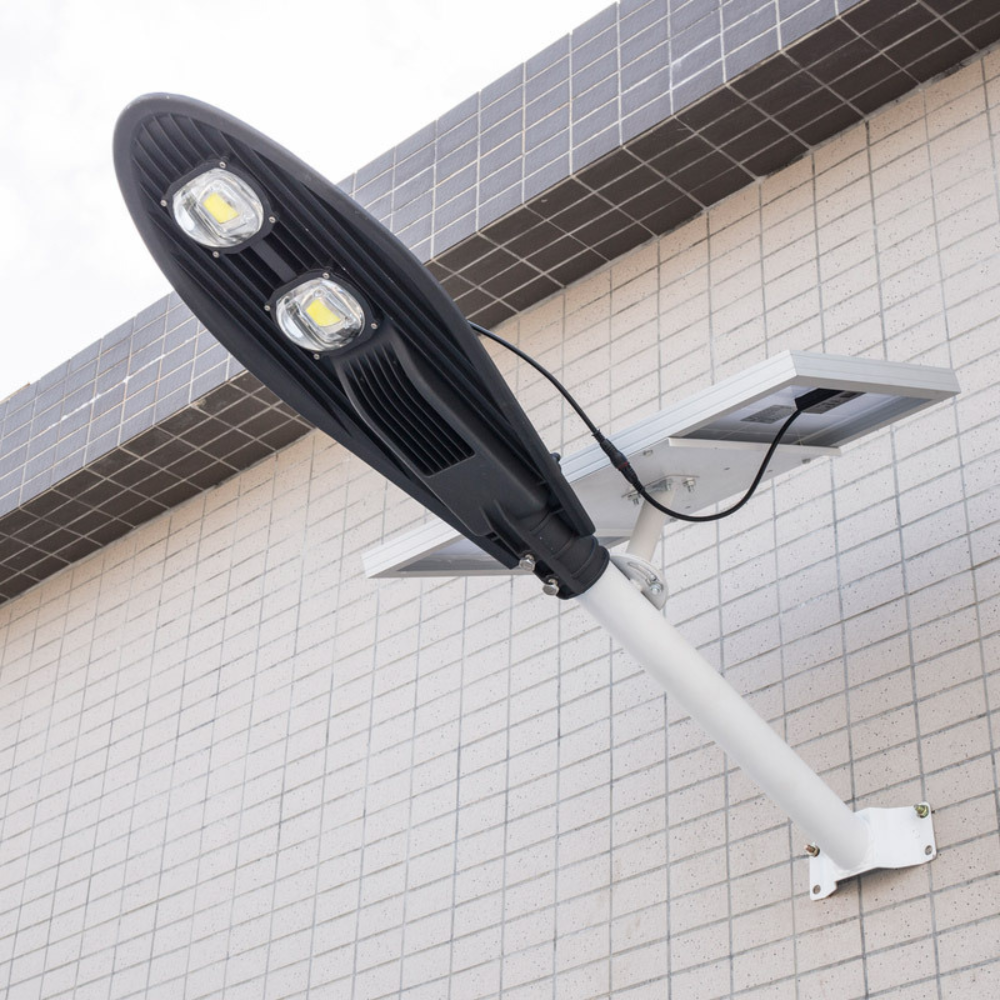 Lámpara Solar Para Exterior 80W Con Sensor Y Control Cl380