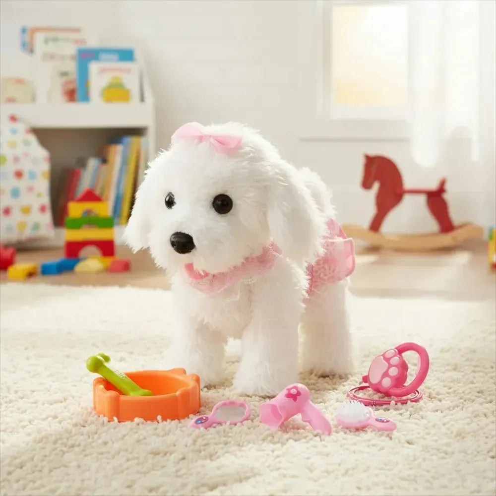 Perrito blanco en ambiente de juego