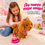 Perrito café jugando con una niña