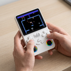 Uso ilustrativo de consola J36 Ultra blanca con controles retro en las manos