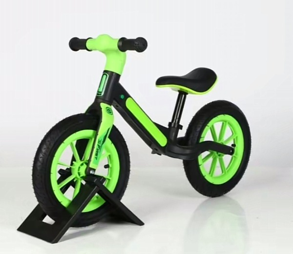 Foto original bicicleta de equilibrio PH-XY815 verde con soporte de exhibición