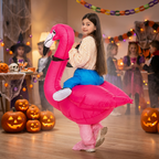 Niña con disfraz inflable de flamingo en una fiesta de Halloween