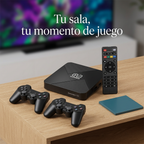 Gamebox G5 con dos mandos y control remoto en una sala, escena ilustrativa