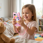 Niña sonriente usando el celular juguete PP-1 con correa rosa
