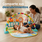 Escena ilustrativa de un bebé despierto jugando en el gimnasio musical bajo supervisión de una adulta.