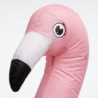Detalle de la cabeza del flamingo del disfraz inflable: ojos, pico y textura