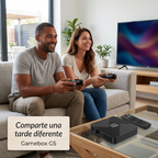 Dos adultos con mandos Gamebox G5 en una escena ilustrativa de entretenimiento en casa