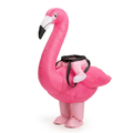 Disfraz inflable de flamingo rosa para niños sobre fondo blanco