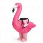 Disfraz inflable de flamingo rosa para niños sobre fondo blanco
