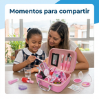 Escena ilustrativa de una niña acompañada por una adulta jugando con el kit maquillaje infantil rosado.