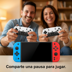 Dos adultos sosteniendo mandos externos con la consola G90 al frente