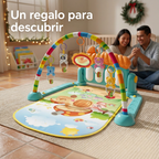 Gimnasio musical para bebé como opción de regalo en una escena ilustrativa navideña familiar.